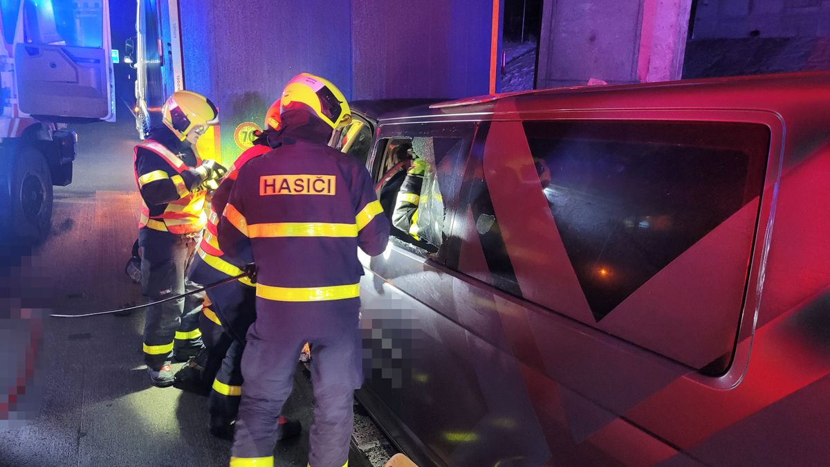 Dodávka na D48 narazila zezadu do kamionu, devět zraněných